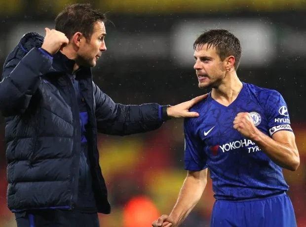 中国球迷闯入球场拥抱梅西